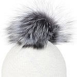 Witte warm gebreide wintermuts met zwarte en grijze hoogwaardige faux fur pompom.