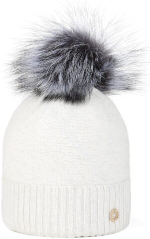 Witte warm gebreide wintermuts met zwarte en grijze hoogwaardige faux fur pompom.