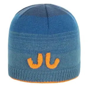 Blauwe gebreide muts met oranje J.C. logo, perfect voor buitenactiviteiten.