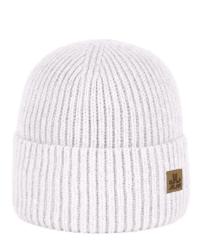 Witte gebreide muts met leren label, perfect voor buitenplezier.