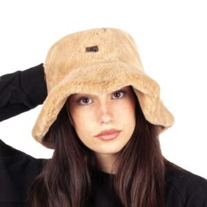 Knuffelige beige teddy pet met bandje op hoofd.