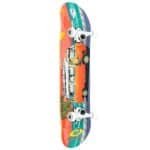 Kleurrijke skateboard met vintage bus en tropische sfeer.