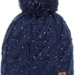 Donkerblauwe gebreide wintermuts met pompom en reliëfpatroon.