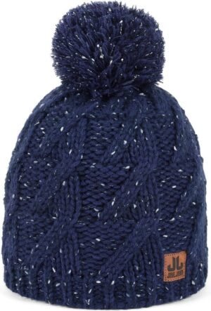 Donkerblauwe gebreide wintermuts met pompom en reliëfpatroon.