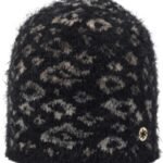 Warm gewatteerde gebreide muts met snowflake patroon en cozy uitstraling.