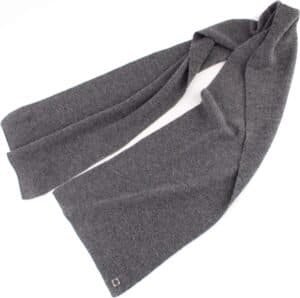 Warme grijze sjaal en vest voor buiten, comfortabel en modieus accessoires.
