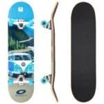 Vintage Volkswagen bus skateboard met kleurrijk bos- en berglandschap ontwerp.
