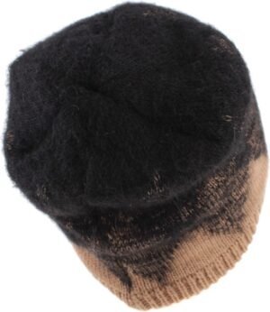Warm zwart-bruin knitted beanie voor buitenactiviteiten en winterse snowboarding.