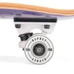 Kleine foto van skateboard wielen en trucks.