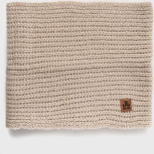 Warme beige gebreide sjaal met leren label, perfect voor buitencomfort en stijl.