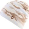 Gebreide muts met camouflage patroon en strass details, met kleine bloemvormige pin.