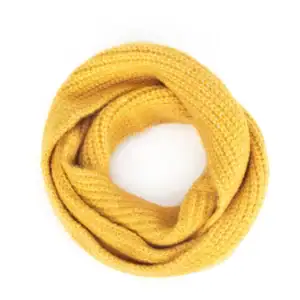 Kleurrijke geel gebreide sjaal voor buitenactiviteiten en cold weather. Perfect voor een stijlvolle en warme look.