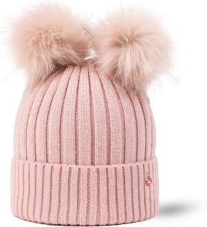 Knusse roze muts met pompons en sierlijk logo voor buiten.