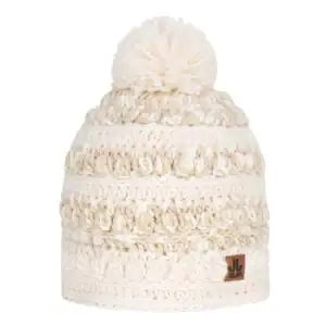 Warm wit gebreide gebreide muts met pompon voor winter en koude dagen in naturel kleur.