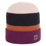 Kleurige gebreide muts met strepen in roze, oranje, zwart en beige.
