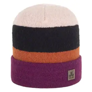 Kleurige gebreide muts met strepen in roze, oranje, zwart en beige.