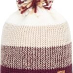 Warm wollen beanie met pompom en kleurverloop, perfect voor buiten in de winter.
