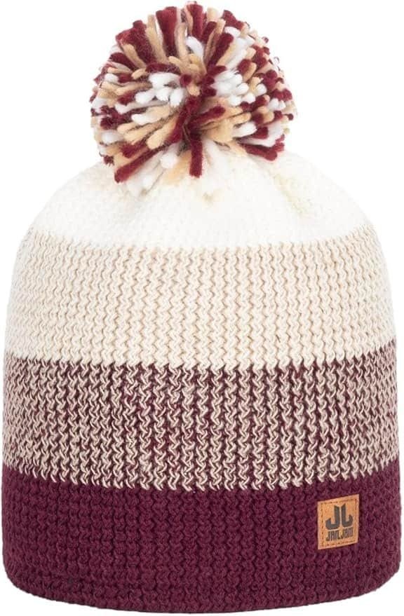 Warm wollen beanie met pompom en kleurverloop, perfect voor buiten in de winter.