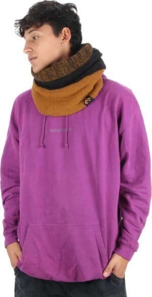 Multicolour gebreide sjaal met roestkleur, zwart en bruin, voor outdoor comfort.