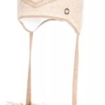 Warm winter meisjesmuts met faux fur pompons en gevlochten design.