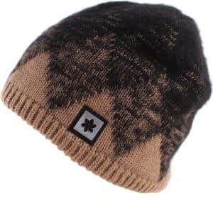 Knitted wintermuts met ruitpatroon en brandinglabel, warm en stijlvol voor buitengebruik.
