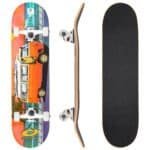 Kleurrijke skateboard met een retro design en wielen, ideaal voor buiten en skateboardplezier.