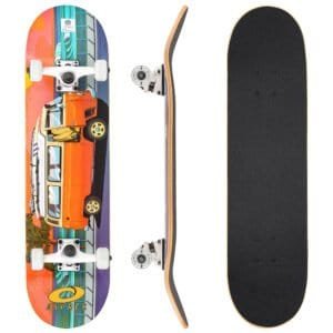 Kleurrijke skateboard met een retro design en wielen, ideaal voor buiten en skateboardplezier.