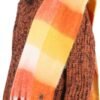 Kleurige wollen sjaal met rood, oranje, geel en wit ontworpen voor buitenplezier en warmte.