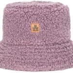 Knuffelige roze teddy pet met brede rand en merklabel voor gezellige buitenmomenten.