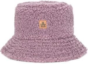 Knuffelige roze teddy pet met brede rand en merklabel voor gezellige buitenmomenten.