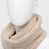 Wollen sjaal in zacht beige voor extra warmte en stijl.