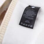 Kledinglabel met materialen en wasvoorschriften voor een buitenjack.