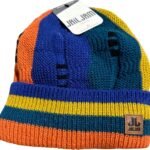 Veelkleurige gebreide babyslaapmuts met logo van JAILJAM, perfect voor buitenactiviteiten in koud weer.