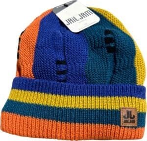 Veelkleurige gebreide babyslaapmuts met logo van JAILJAM, perfect voor buitenactiviteiten in koud weer.