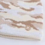 Zebra-print gebreide sjaal met glitter en metalen logo detail.