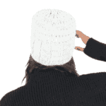 Warm witte gebreide muts voor buitenactiviteiten.