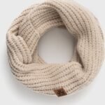 Knuffelbare beige wollen sjaal, warm en comfortabel voor buitengebruik.