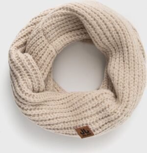 Knuffelbare beige wollen sjaal, warm en comfortabel voor buitengebruik.
