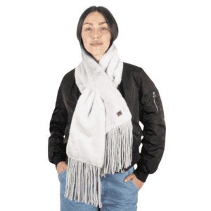 Warm witte zachte sjaal met franjes voor dames, perfect voor buitenactiviteiten.