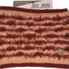 Warm gebreide skibril met rode en beige kleuren voor outdoor winteractiviteiten.