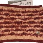 Warm gebreide skibril met rode en beige kleuren voor outdoor winteractiviteiten.