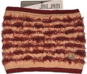 Warm gebreide skibril met rode en beige kleuren voor outdoor winteractiviteiten.