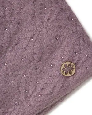 Glitterige mauve fleece met zilveren details en een metalen logo pin.