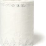 Voorkant van een witte luxe toiletrol met perforaties en embossed merklogo Jil. Geschikt voor een modern toilet.