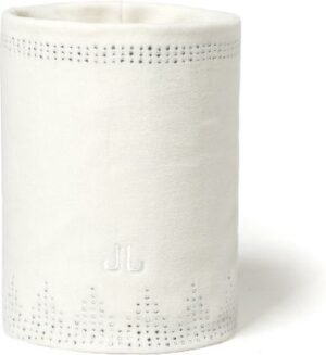 Voorkant van een witte luxe toiletrol met perforaties en embossed merklogo Jil. Geschikt voor een modern toilet.