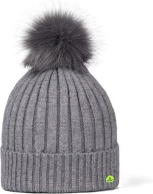 Warm grijze gebreide muts met pompon voor dames en heren voor buitenactiviteiten.