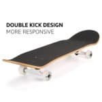 Kleine skateboard met dubbele kick design en witte wielen op een witte achtergrond.