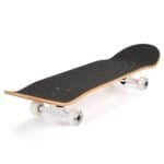 Eenvoudige skateboard met houten deck en witte wielen voor buitenplezier.