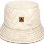Zomerse bucket hat in crèmewit met quilted patroon en leren label.