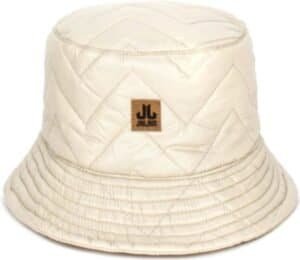 Zomerse bucket hat in crèmewit met quilted patroon en leren label.